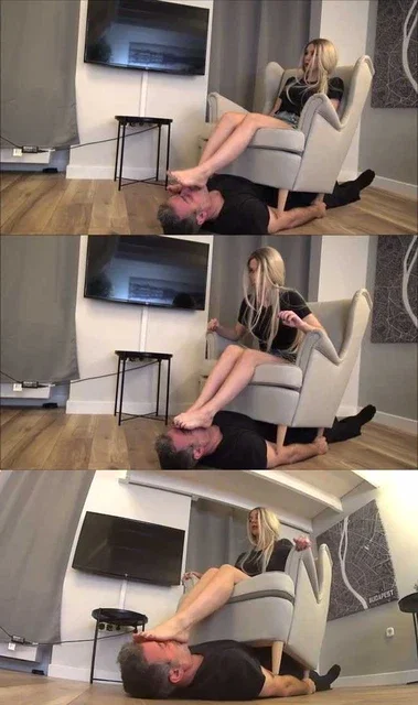 【欧美女王】女王美脚跺扁贱狗脸！把贱狗压在沙发下，拿狗脸当脚垫跺踩！